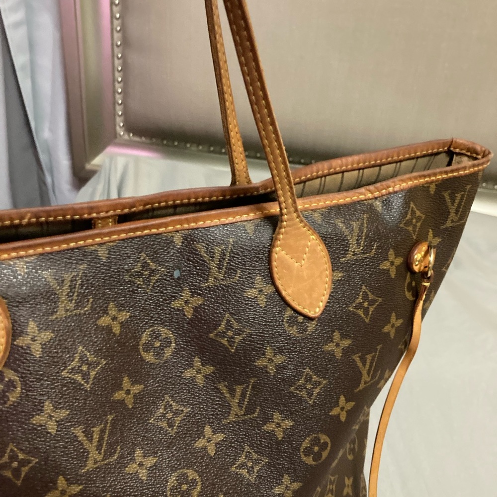 Medium size Louis Vuitton never full In very good condition
